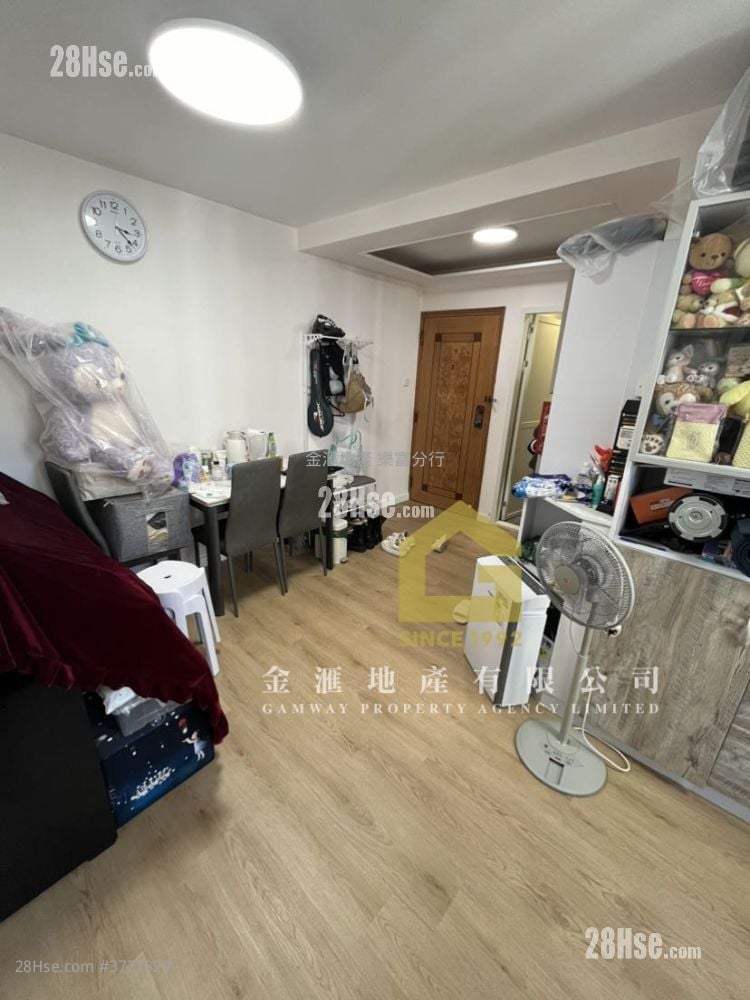 Lung Poon Court Sell 2 Bedrooms , 1 Bathroom 426 ft²