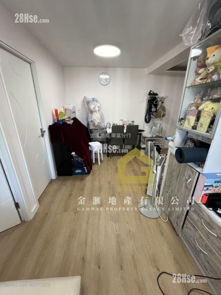 Lung Poon Court Sell 2 Bedrooms , 1 Bathroom 426 ft²