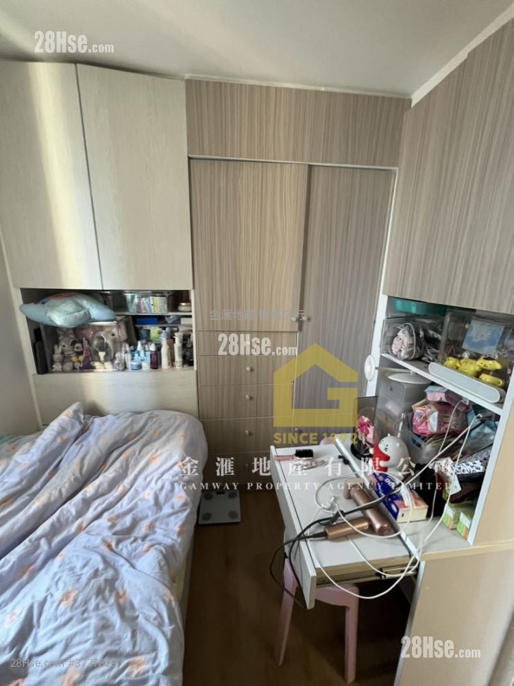 Lung Poon Court Sell 2 Bedrooms , 1 Bathroom 426 ft²