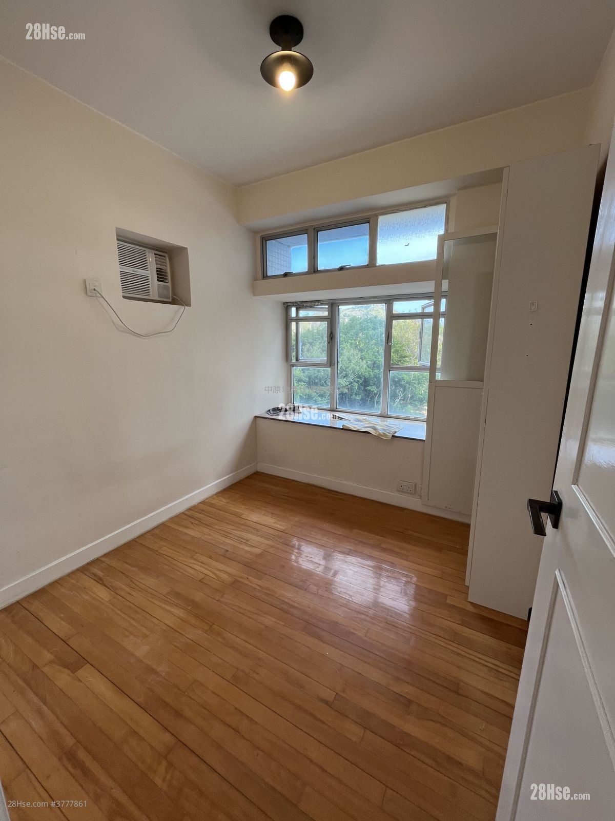 Kingswood Villas Sell 3 Bedrooms , 2 Bathrooms 623 ft²