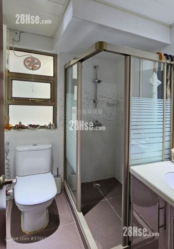 村屋 售盘 4 房 , 3 浴室 1,400 平方尺