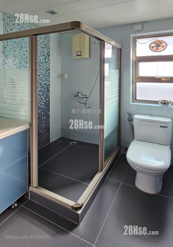 村屋 售盘 4 房 , 3 浴室 1,400 平方尺