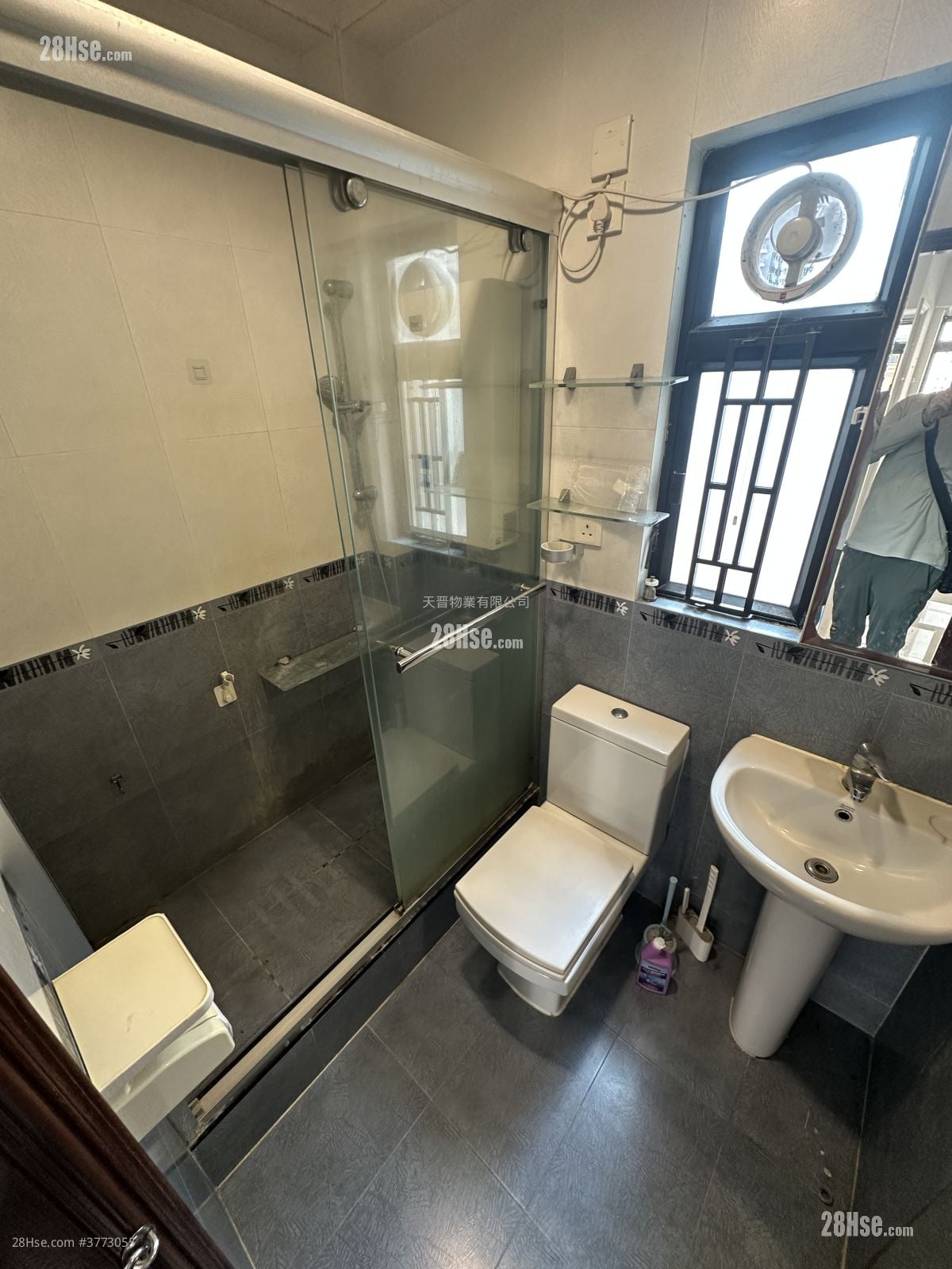 Tak Yue Mansion Sell 2 Bedrooms , 1 Bathroom 315 ft²