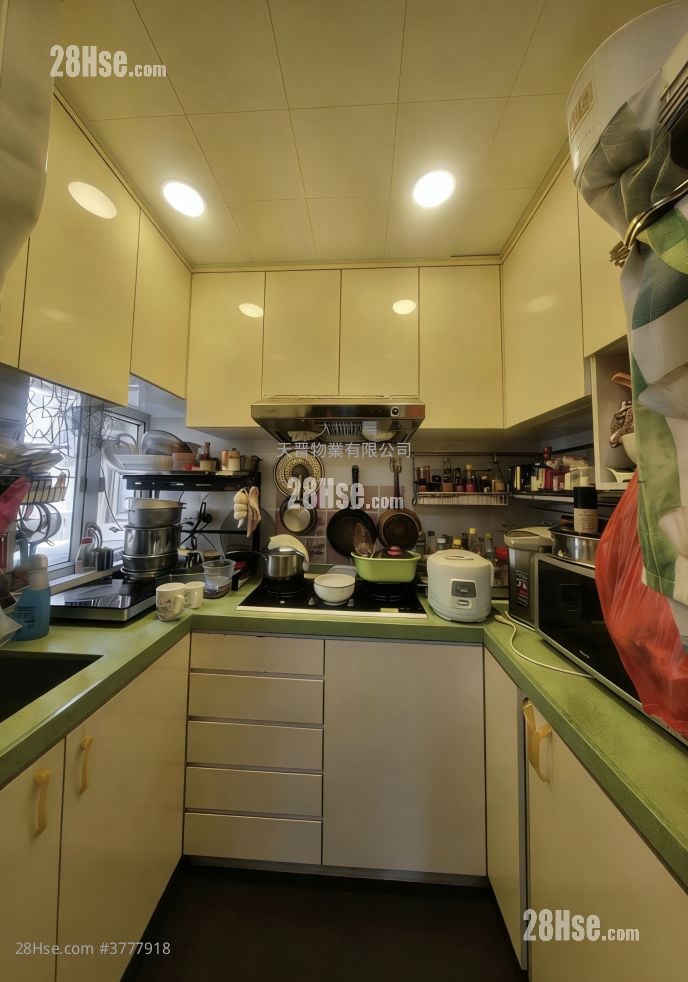 Hunghom Bay Centre Sell 2 Bedrooms , 1 Bathroom 415 ft²