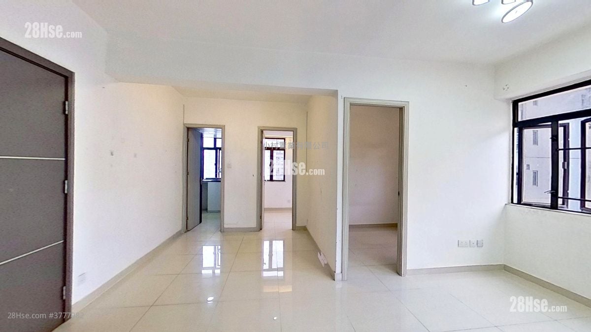 living room: Tsui Fung Building Sell 2 Bedrooms , 1 Bathroom 438 ft²