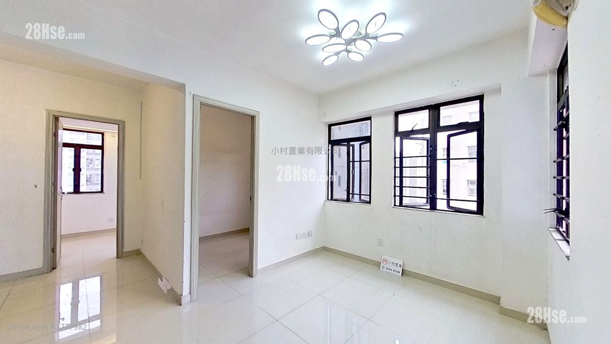 living room: Tsui Fung Building Sell 2 Bedrooms , 1 Bathroom 438 ft²