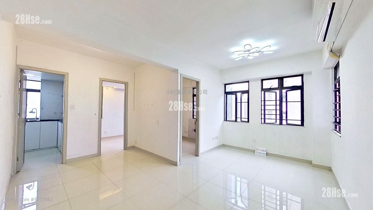 living room: Tsui Fung Building Sell 2 Bedrooms , 1 Bathroom 438 ft²