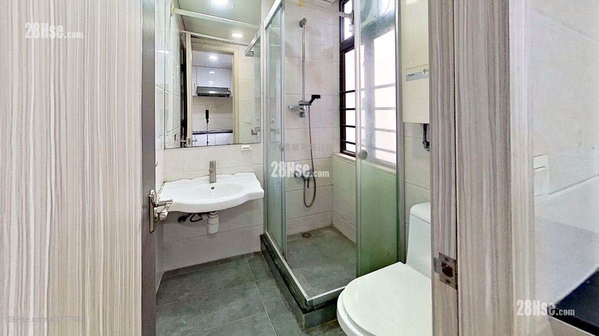 bathroom: Tsui Fung Building Sell 2 Bedrooms , 1 Bathroom 438 ft²