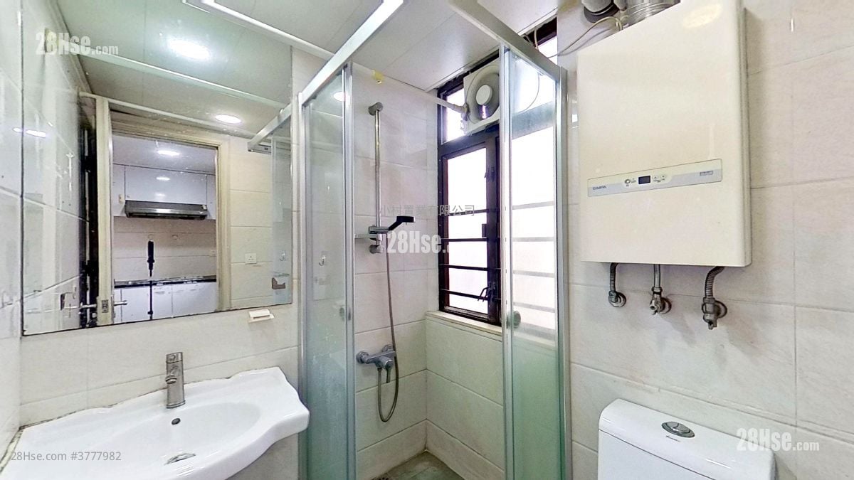 bathroom: Tsui Fung Building Sell 2 Bedrooms , 1 Bathroom 438 ft²