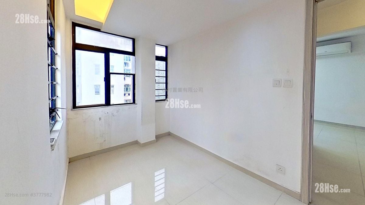 master room: Tsui Fung Building Sell 2 Bedrooms , 1 Bathroom 438 ft²