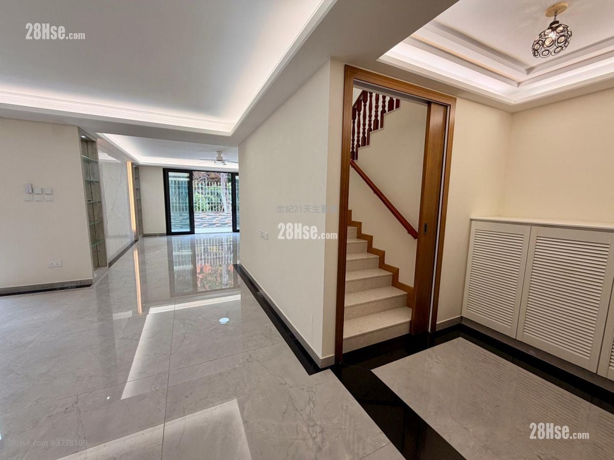 蒙地卡罗别墅 租盘 5+ 房 , 3 浴室 2,044 平方尺