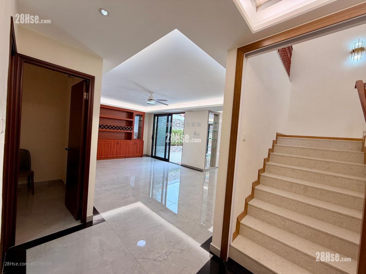 蒙地卡罗别墅 租盘 5+ 房 , 3 浴室 2,044 平方尺