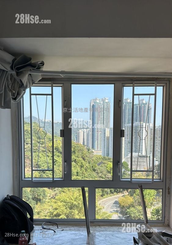 Golden Lion Garden Rental 266 ft²