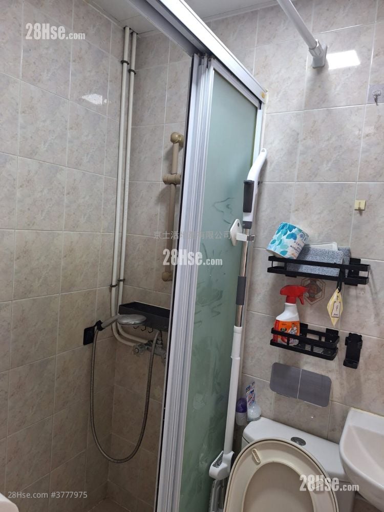 Golden Lion Garden Rental 266 ft²