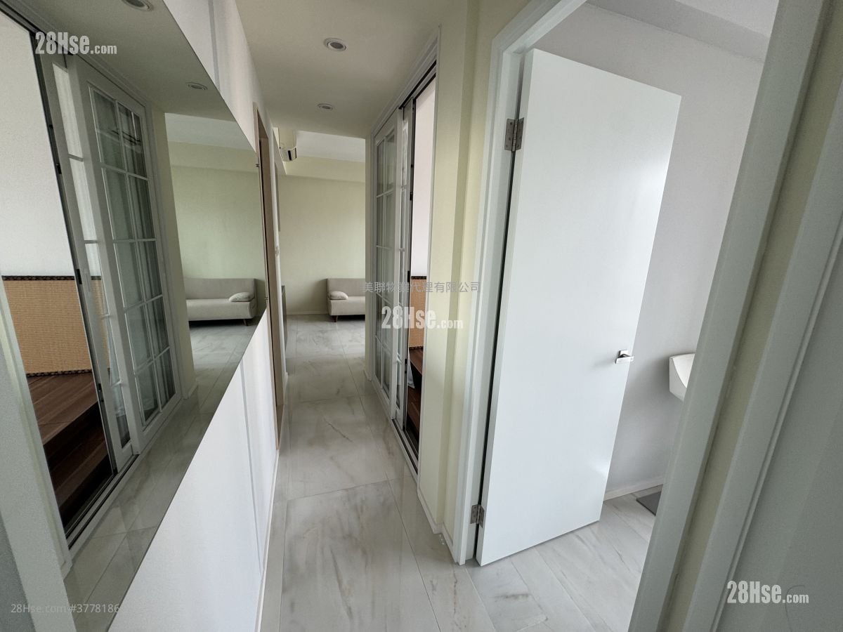 Lions Rise Sell 3 Bedrooms , 2 Bathrooms 699 ft²