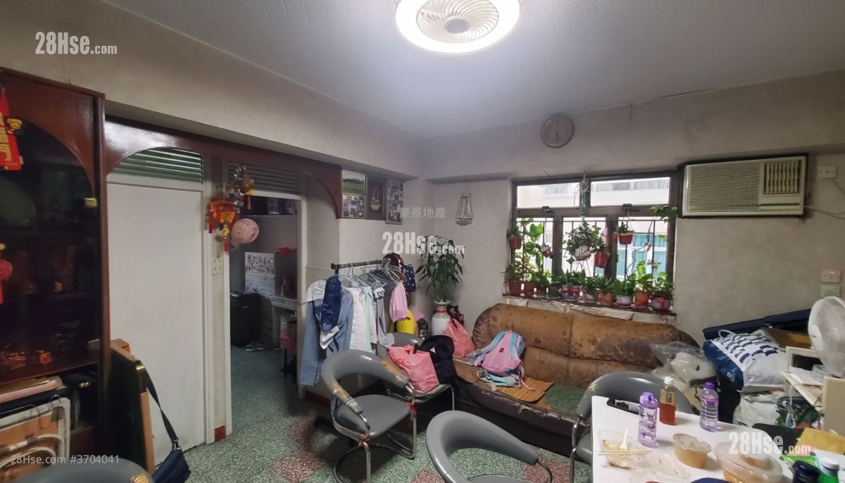 Tak Tung House Sell 3 Bedrooms , 1 Bathroom 583 ft²