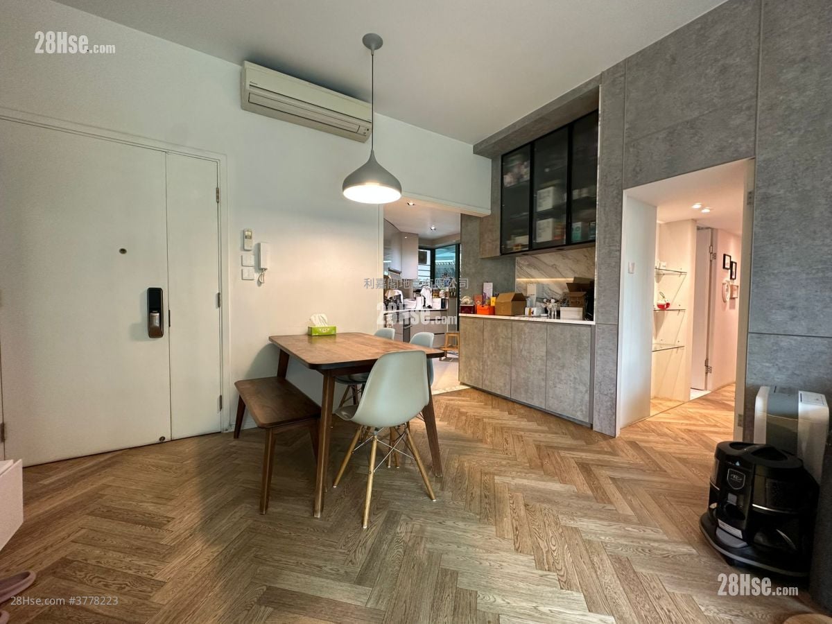 Y.i. Sell 3 Bedrooms 825 ft²