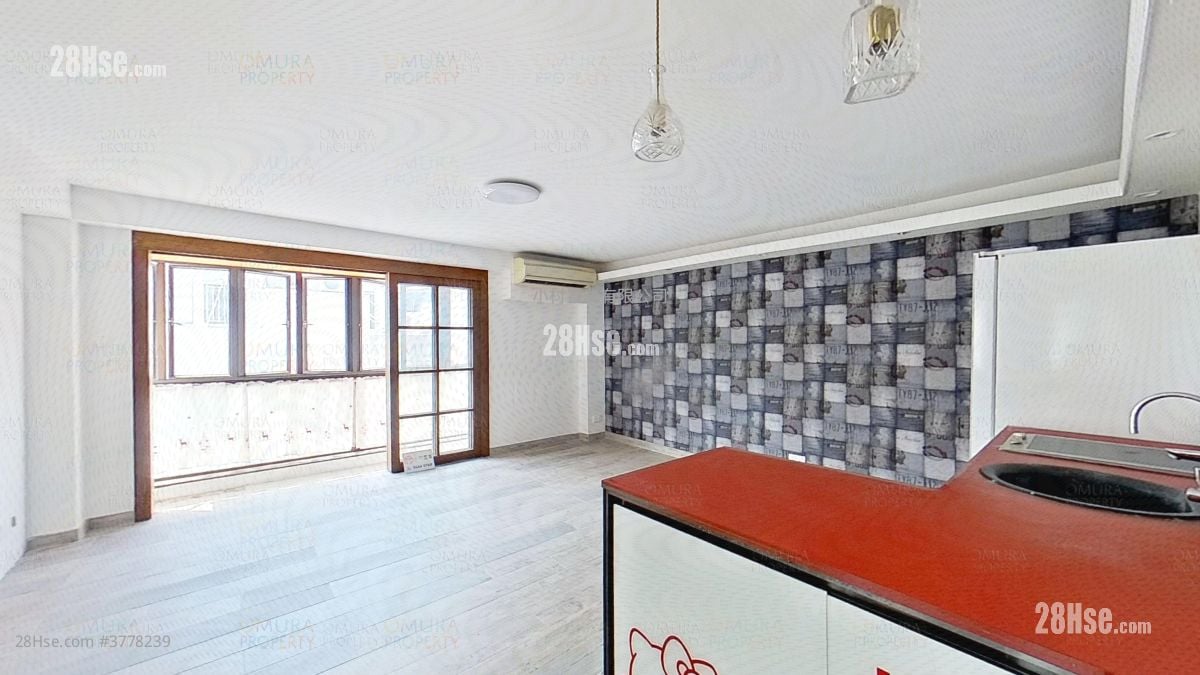 living room: Chuen Yiu Terrace Sell 3 Bedrooms , 2 Bathrooms 700 ft²
