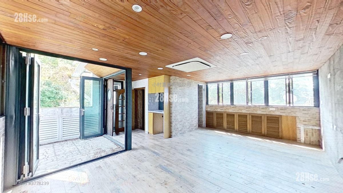 rooftoop: Chuen Yiu Terrace Sell 3 Bedrooms , 2 Bathrooms 700 ft²