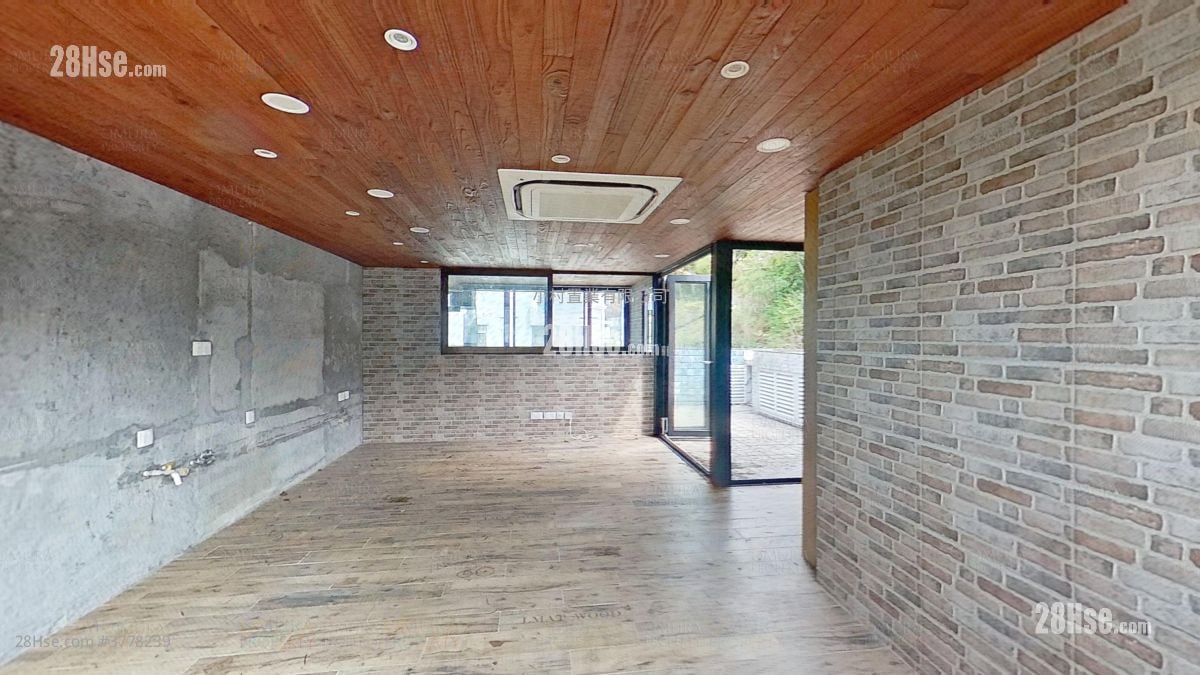 rooftoop: Chuen Yiu Terrace Sell 3 Bedrooms , 2 Bathrooms 700 ft²