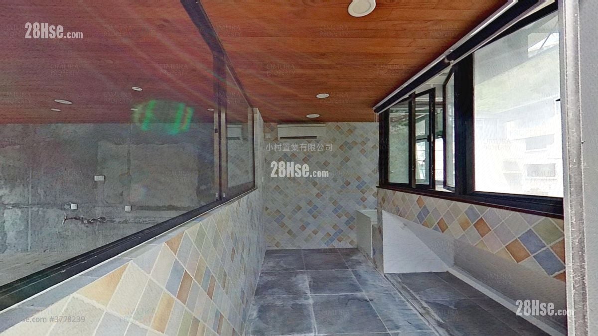 rooftoop: Chuen Yiu Terrace Sell 3 Bedrooms , 2 Bathrooms 700 ft²