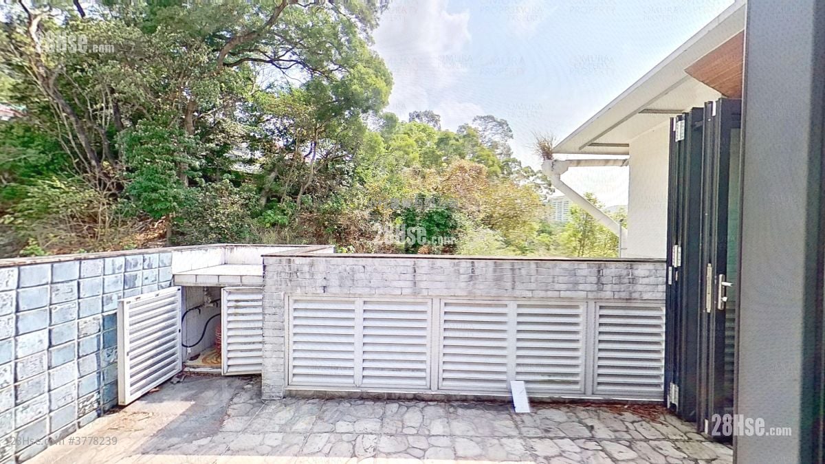 rooftoop: Chuen Yiu Terrace Sell 3 Bedrooms , 2 Bathrooms 700 ft²