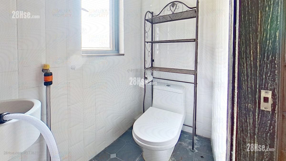 bathroom: Chuen Yiu Terrace Sell 3 Bedrooms , 2 Bathrooms 700 ft²
