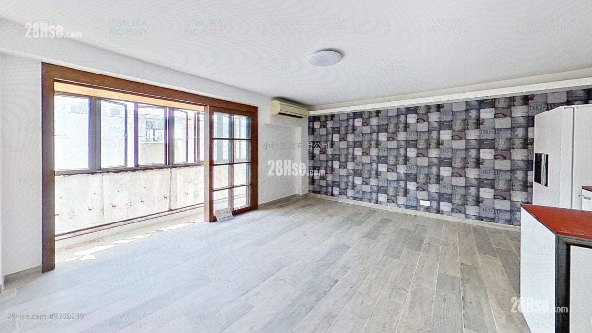 living room: Chuen Yiu Terrace Sell 3 Bedrooms , 2 Bathrooms 700 ft²