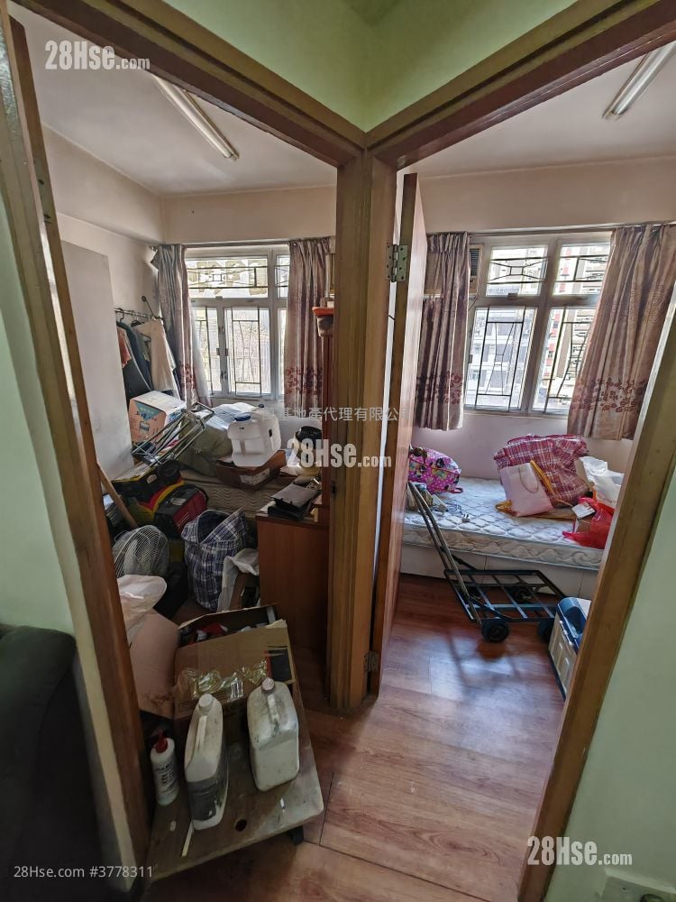 Po Hing Building Sell 2 Bedrooms , 1 Bathroom 420 ft²