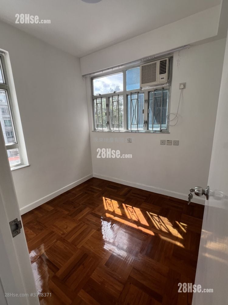 Hong Kong Garden Sell 353 ft²