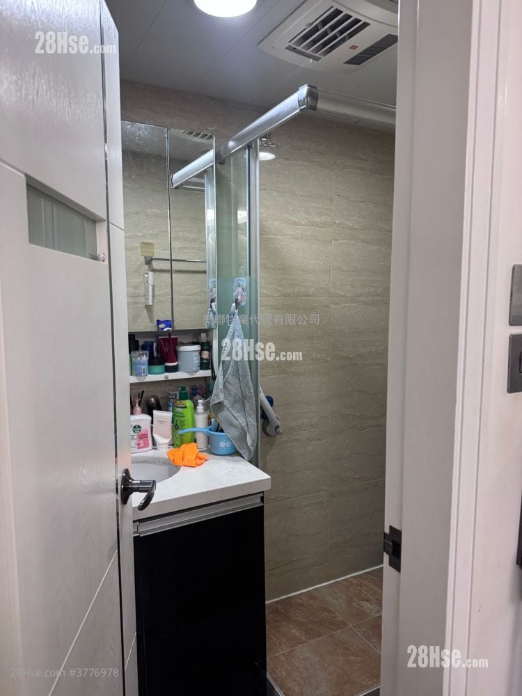 Lung Poon Court Sell 2 Bedrooms , 1 Bathroom 426 ft²