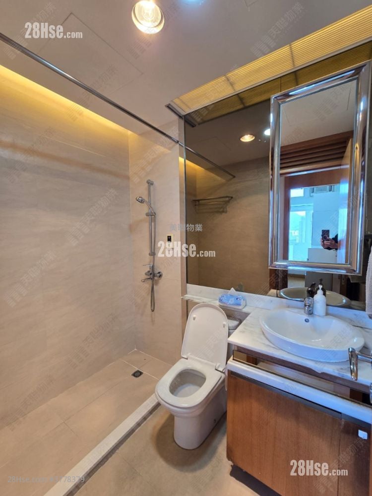 浴室: 晋名峰 售盘 2 房 , 1 浴室 568 平方尺