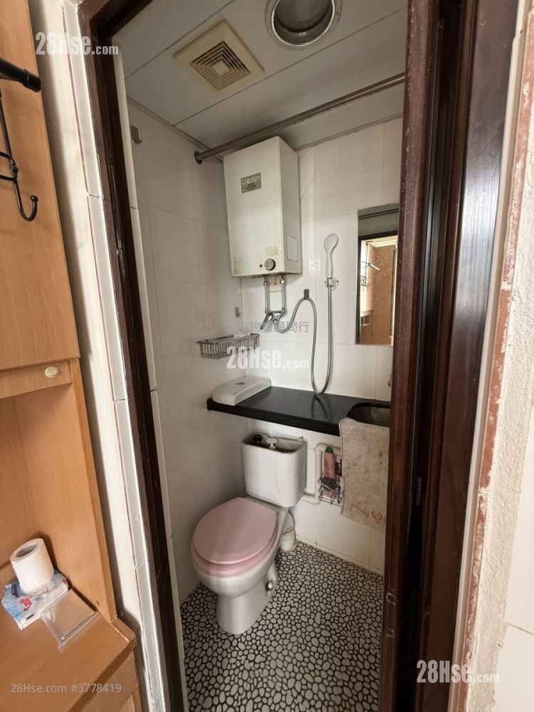 Yau Fook Building Rental Studio , 1 Bathroom 120 ft²