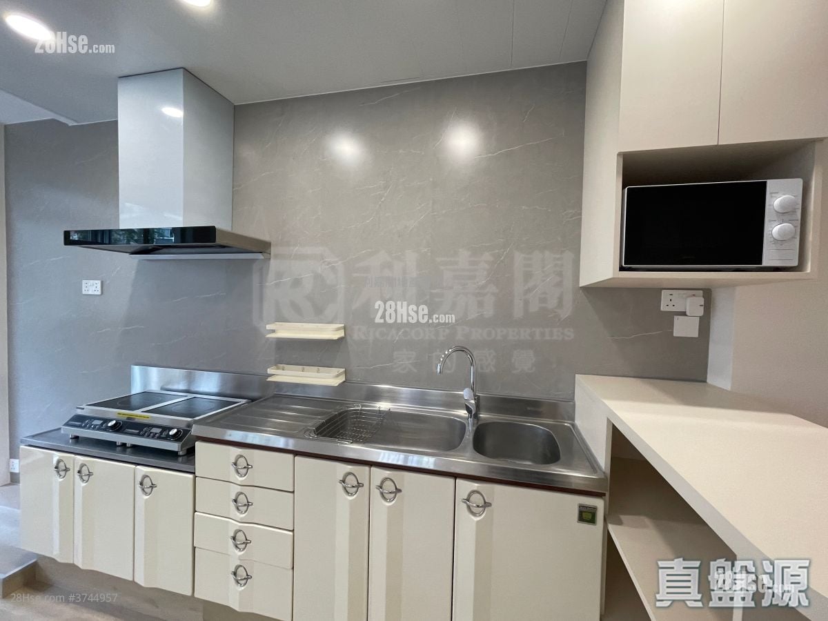 Golden Court Sell 3 Bedrooms , 1 Bathroom 928 ft²