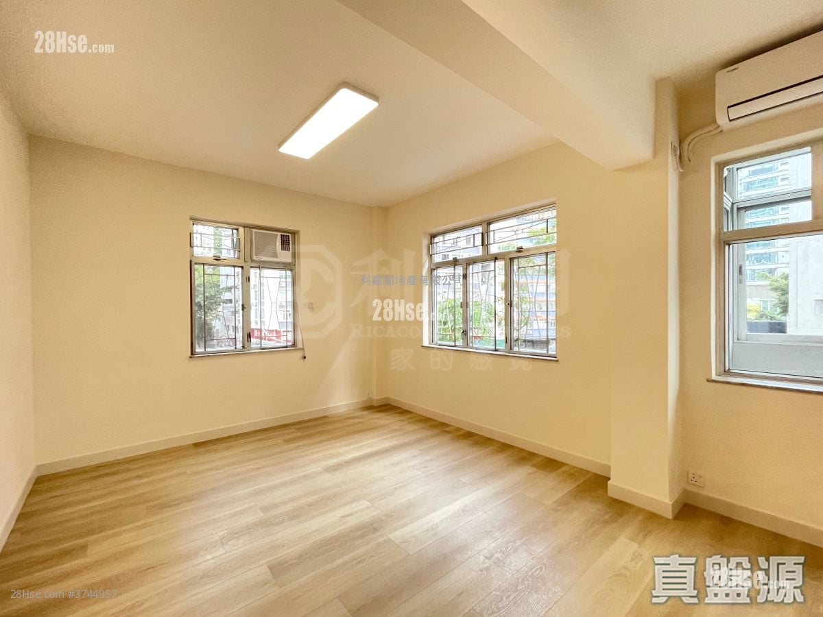 Golden Court Sell 3 Bedrooms , 1 Bathroom 928 ft²