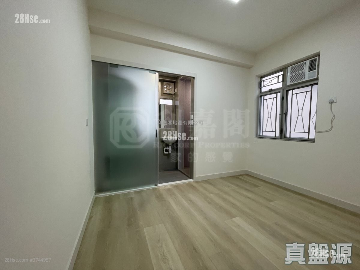 Golden Court Sell 3 Bedrooms , 1 Bathroom 928 ft²