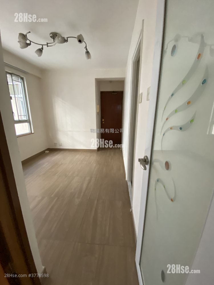 living room: Lucky Court Rental 2 Bedrooms , 1 Bathroom 283 ft²