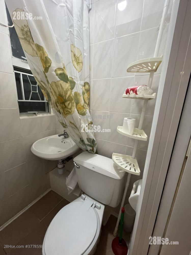 bathroom: Lucky Court Rental 2 Bedrooms , 1 Bathroom 283 ft²