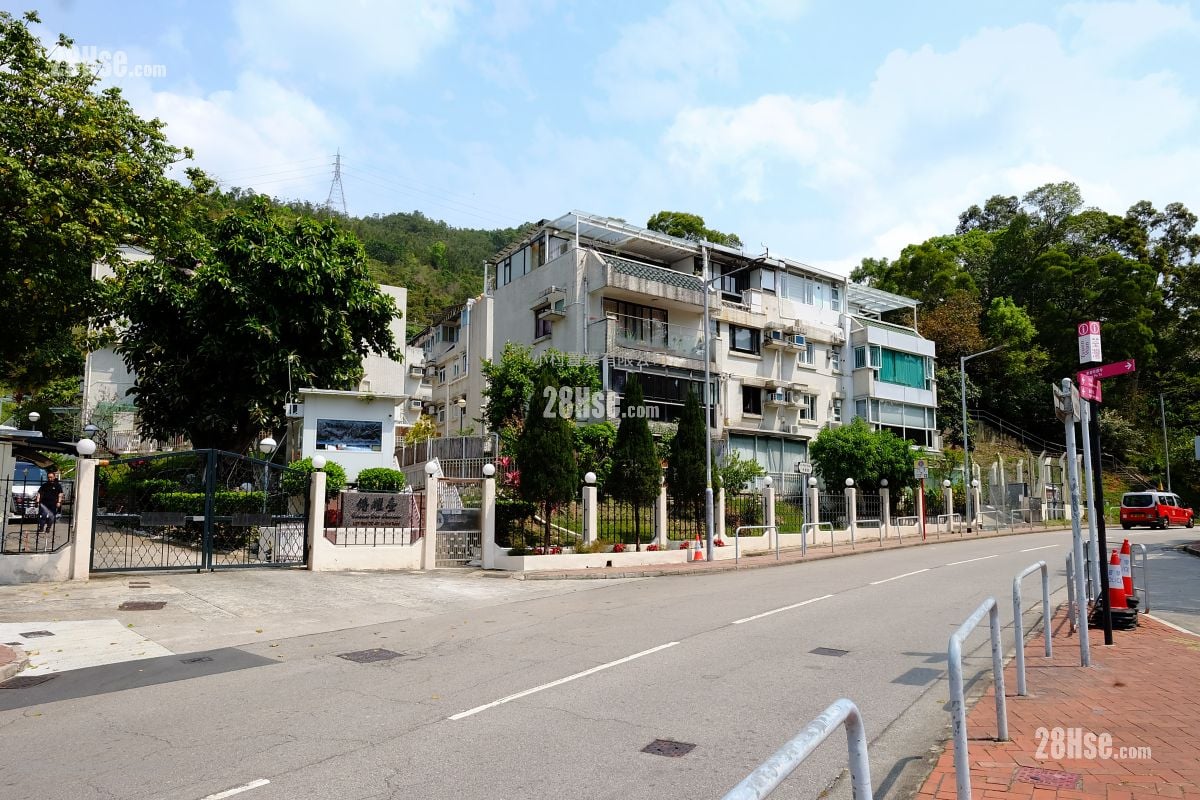 building outlook: Chuen Yiu Terrace Sell 3 Bedrooms , 2 Bathrooms 700 ft²