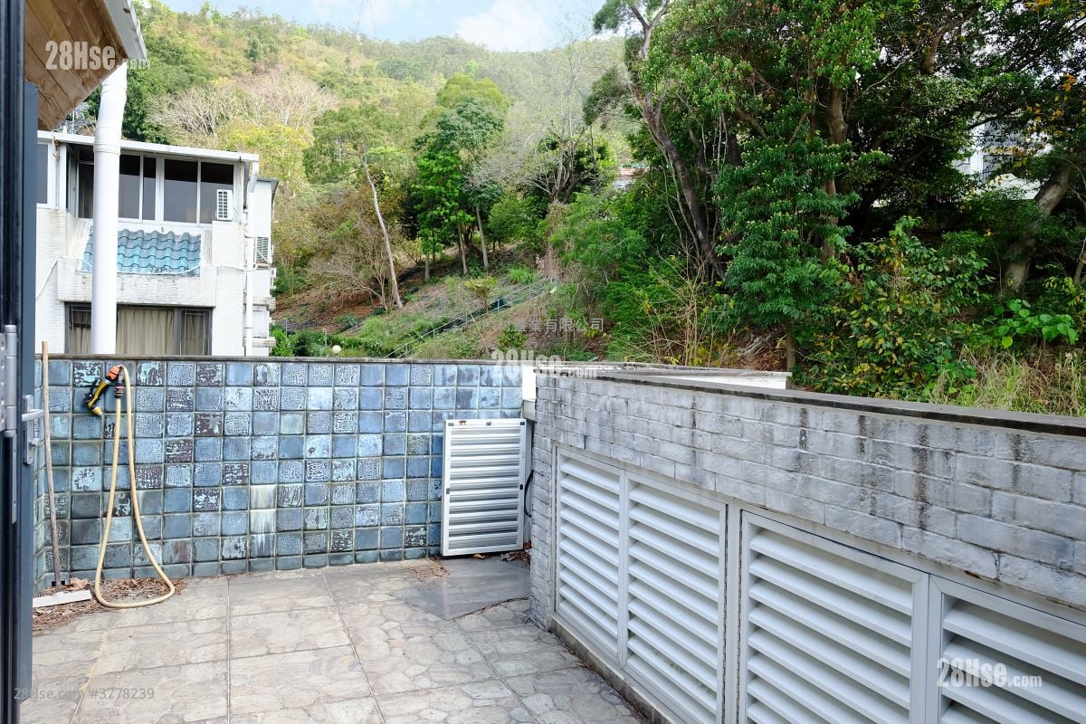 rooftoop: Chuen Yiu Terrace Sell 3 Bedrooms , 2 Bathrooms 700 ft²