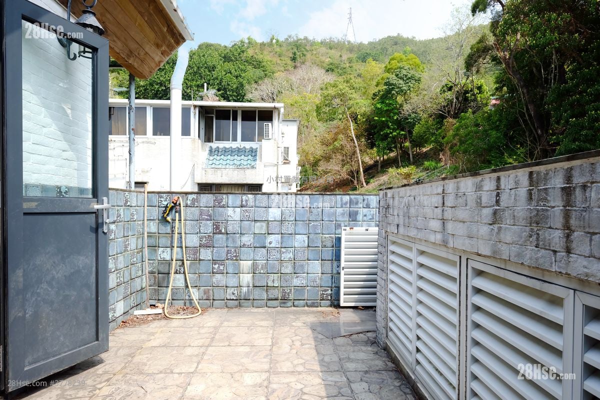 rooftoop: Chuen Yiu Terrace Sell 3 Bedrooms , 2 Bathrooms 700 ft²