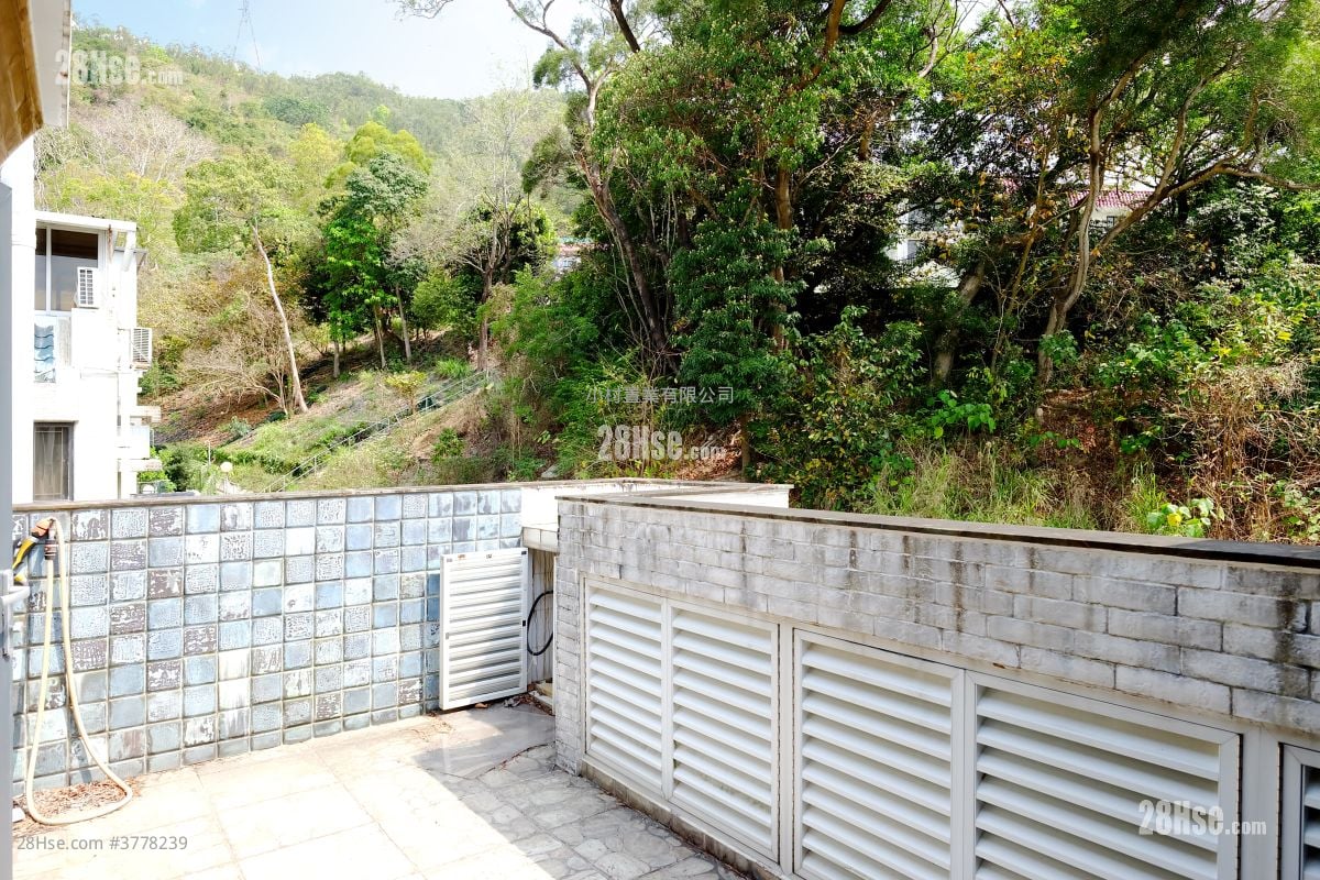 rooftoop: Chuen Yiu Terrace Sell 3 Bedrooms , 2 Bathrooms 700 ft²