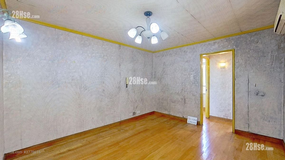 living room: Choi Fung Court Sell 2 Bedrooms , 1 Bathroom