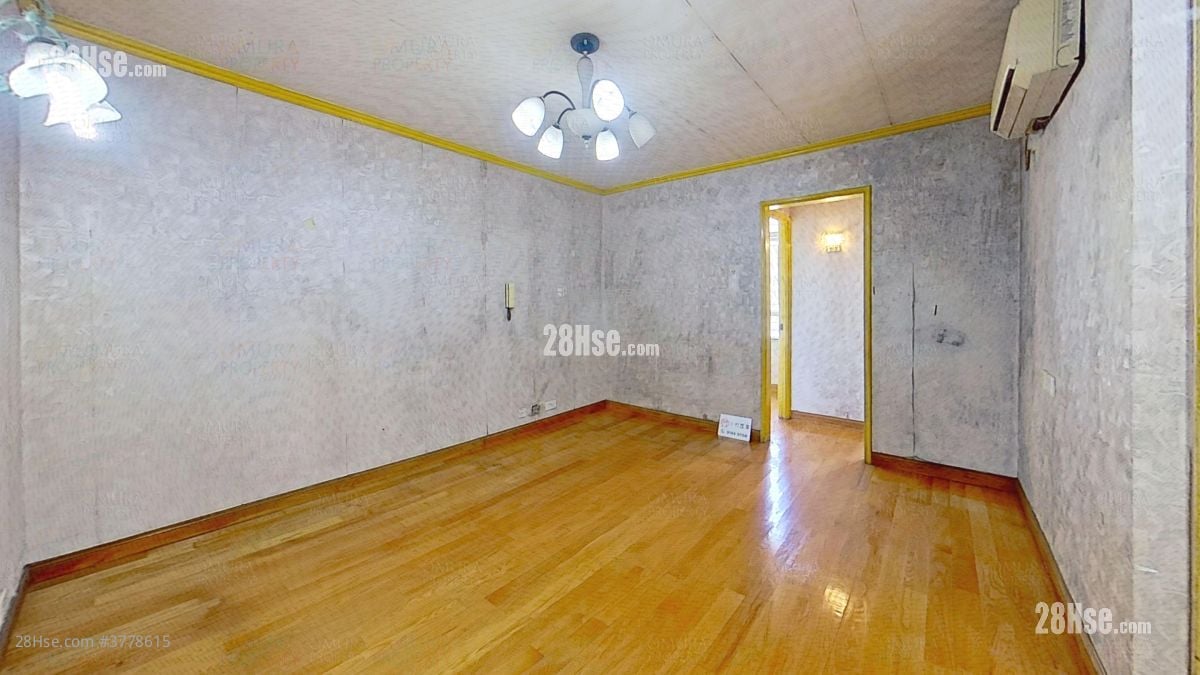 living room: Choi Fung Court Sell 2 Bedrooms , 1 Bathroom