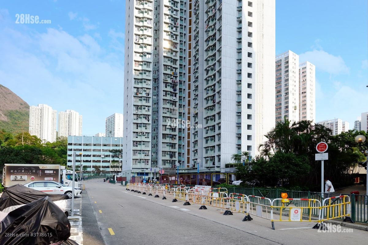 main door: Choi Fung Court Sell 2 Bedrooms , 1 Bathroom