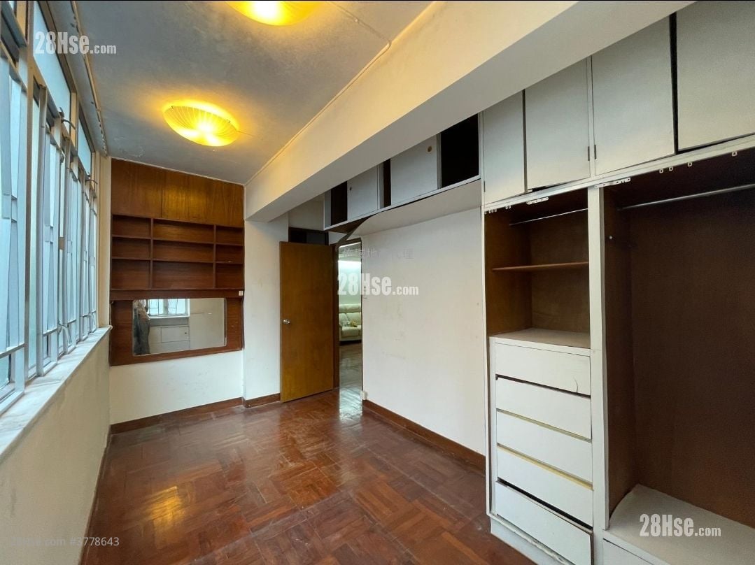 Pak On Building Sell 3 Bedrooms , 1 Bathroom 792 ft²