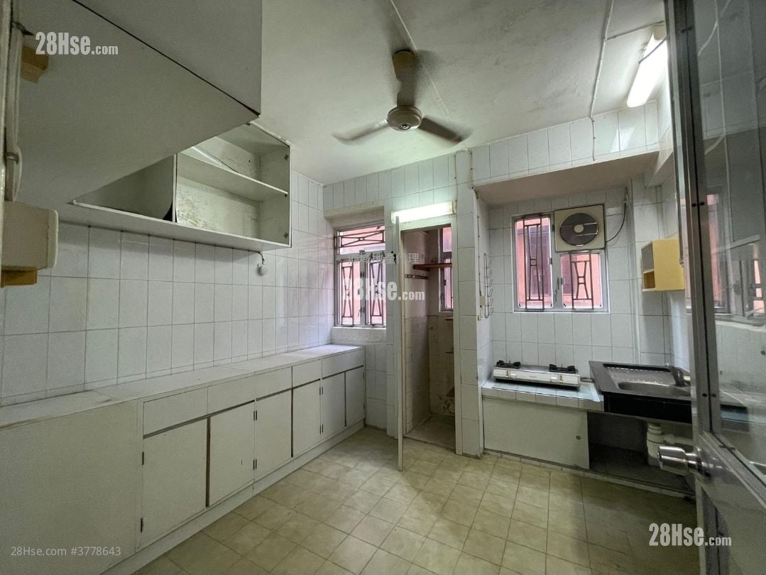 Pak On Building Sell 3 Bedrooms , 1 Bathroom 792 ft²