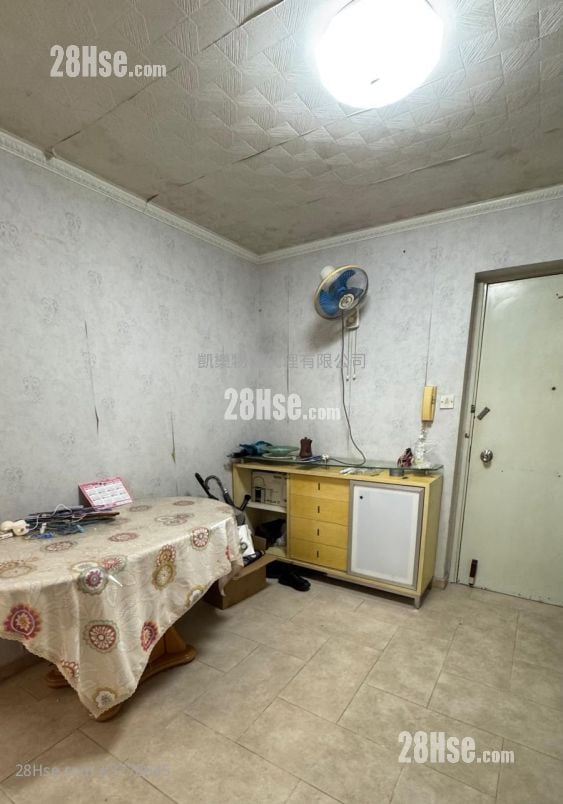 Charming Garden Sell 592 ft²