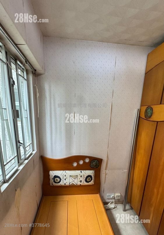 Charming Garden Sell 592 ft²