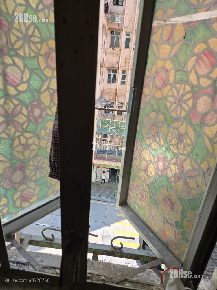 Apartment Sell 3 Bedrooms , 3 Bathrooms 525 ft²